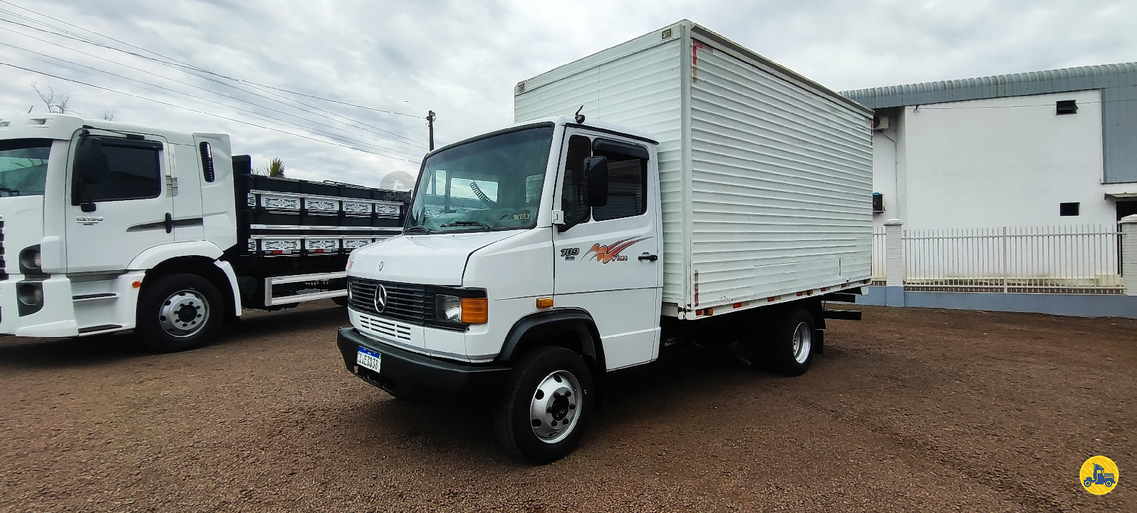 CAMINHAO MERCEDES-BENZ MB 709 Baú Furgão 3/4 4x2 Perin Veículos SARANDI RIO GRANDE DO SUL RS